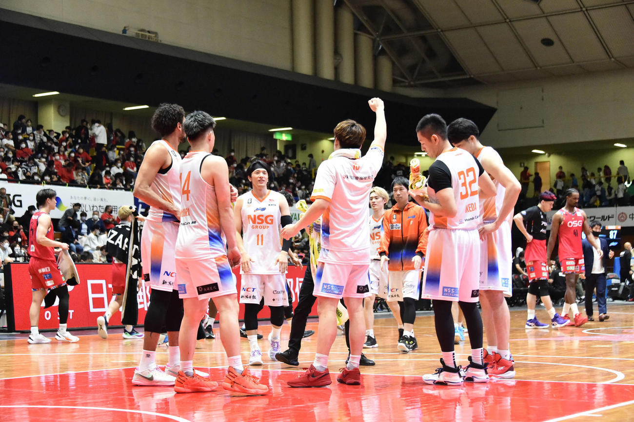 試合後、ホッとした様子で円陣を作る新潟のメンバー