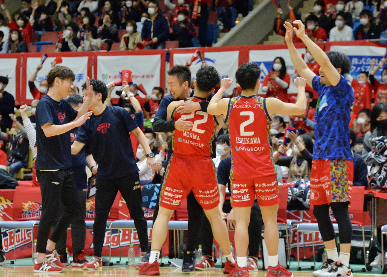 B2昇格を決めた瞬間、抱き合って喜ぶ岩手の選手たち。左は、鈴木裕ヘッドコーチ（撮影・濱本神威）