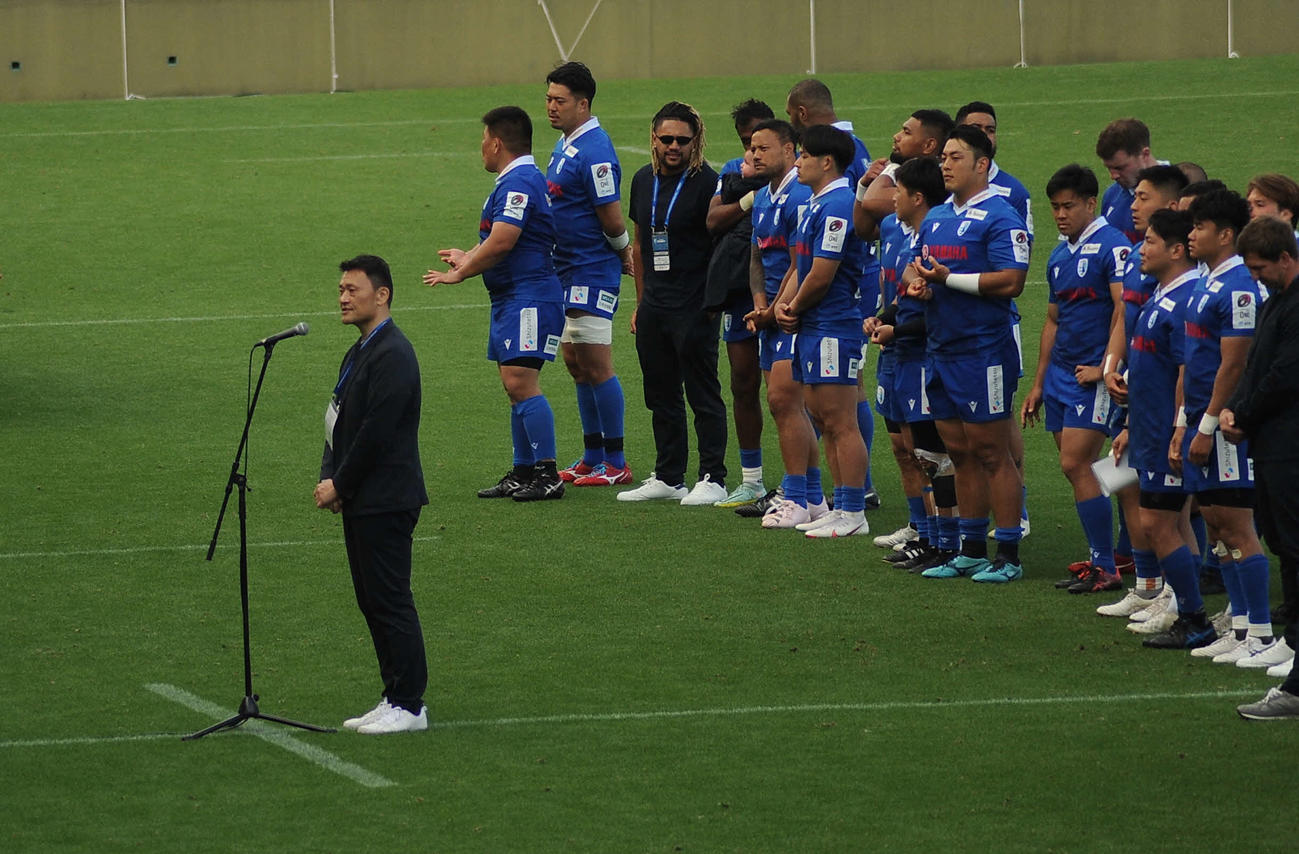 4月23日の今季最終戦終了後、スタンドに向けてあいさつする静岡ブルーレヴズの山谷社長