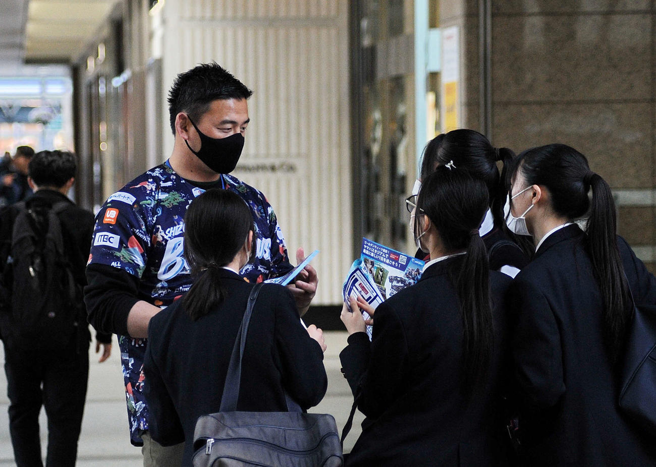 4月13日、今季最終ホーム戦を前に告知チラシを配る静岡ブルーレヴズの五郎丸CRO（左奥）