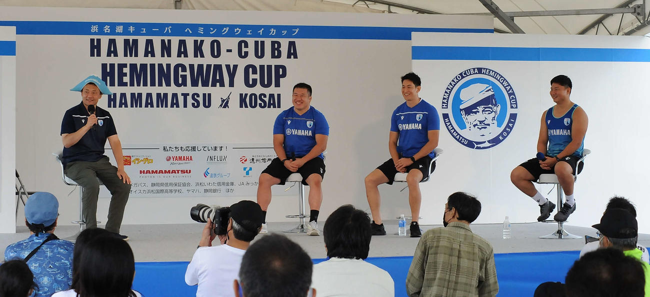 浜名湖で行われた釣り大会イベントでトークショーに臨む静岡ブルーレヴズの山谷社長（左）と植木悠治（同2人目）ら（2022年7月16日撮影）