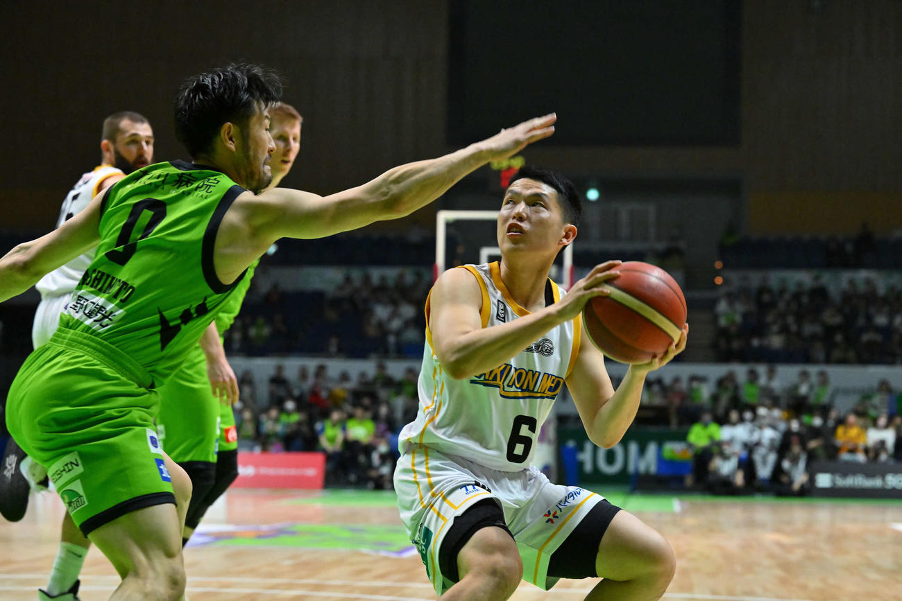 第1Q、ゴール下でシュートチャンスをうかがう仙台岡田（C）B．LEAGUE