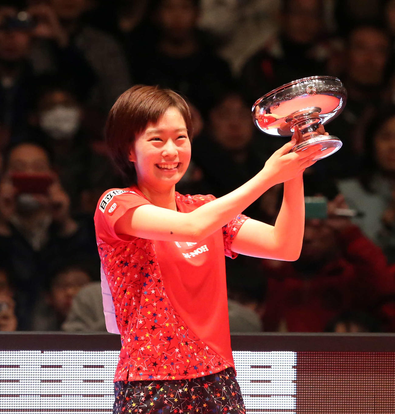 15年1月、全日本選手権女子シングルスで優勝し、皇后杯を掲げる石川佳純