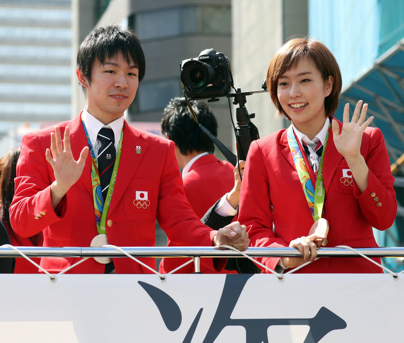 16年10月、リオデジャネイロ五輪・パラリンピックメダリスト合同パレード　声援に応える丹羽孝希（左）と石川佳純