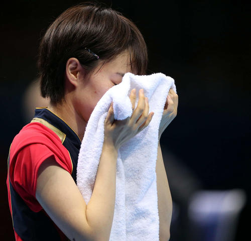 12年8月、ロンドン五輪卓球女子シングルス3位決定戦 第3セットを落とし、タオルで顔を覆って悔しがる石川佳純