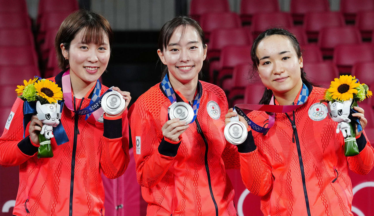 21年8月、東京五輪卓球女子団体の表彰式で銀メダルを手に笑顔を見せる、左から平野、石川、伊藤