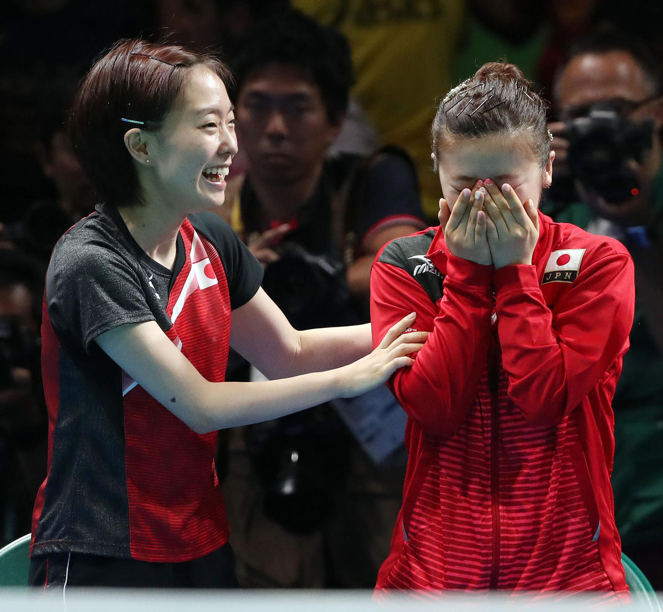卓球女子団体3位決定戦　日本対シンガポール　石川（左）は銅メダルを獲得し号泣する福原に笑顔で声を掛ける（撮影・松本俊）