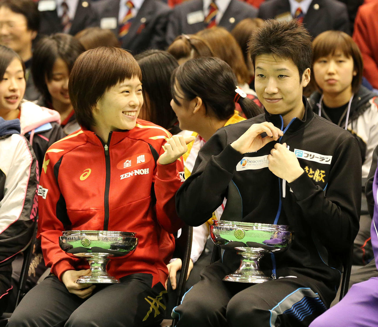 15年1月、全日本選手権開会式で談笑する昨年のチャンピオン石川佳純（左）と水谷隼