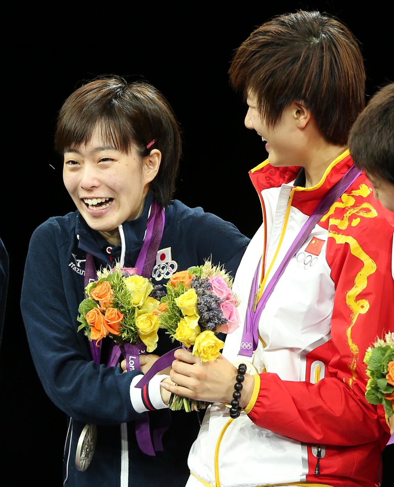 12年8月、ロンドン五輪の卓球女子団体表彰式で中国チームの金メダルを触る石川佳純