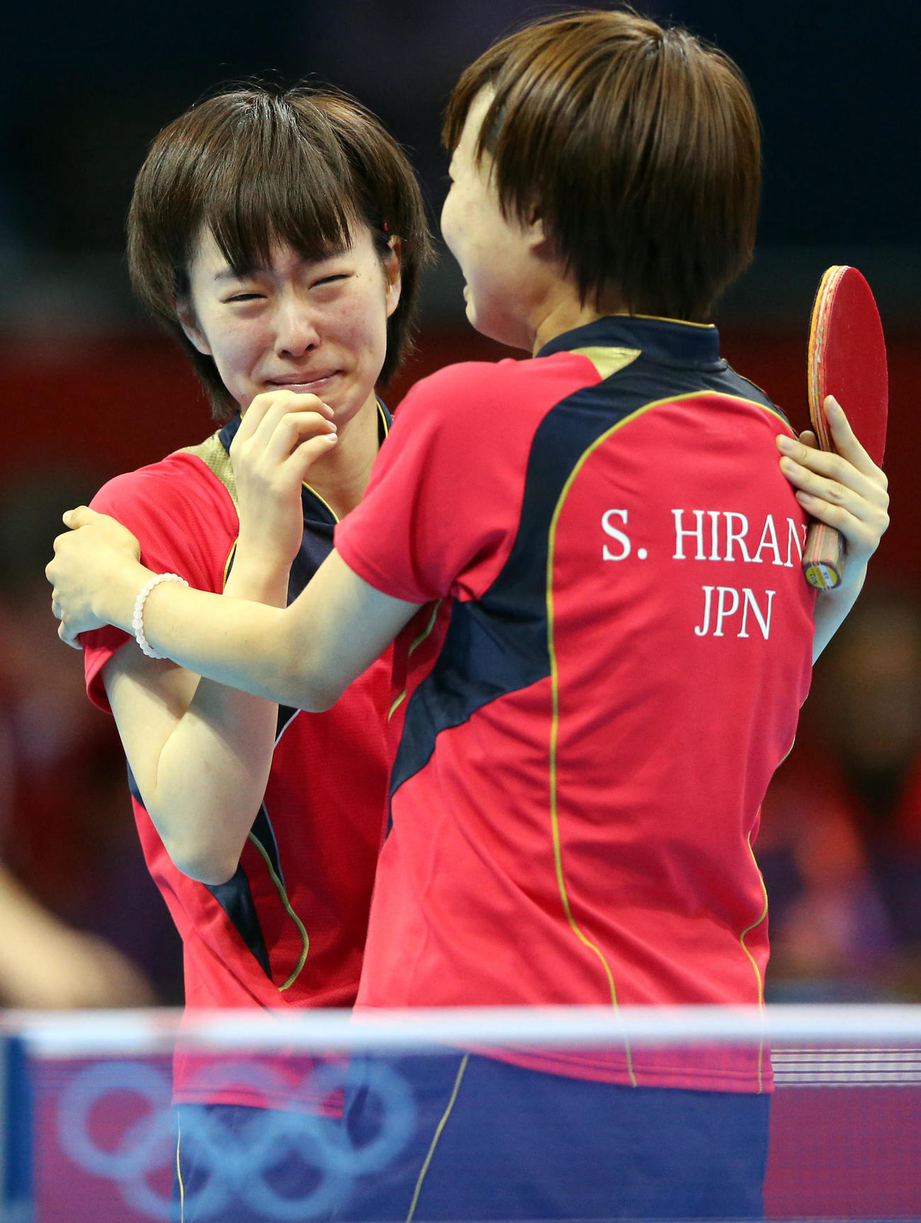 12年8月、ロンドン五輪卓球女子団体準決勝　決勝進出が決まり、泣きながら抱き合う石川佳純（左）と平野早矢香