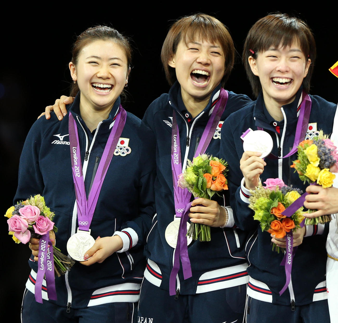 12年8月、ロンドン五輪卓球女子団体決勝　銀メダルを手に笑顔を見せる左から、福原愛、平野早矢香、石川佳純