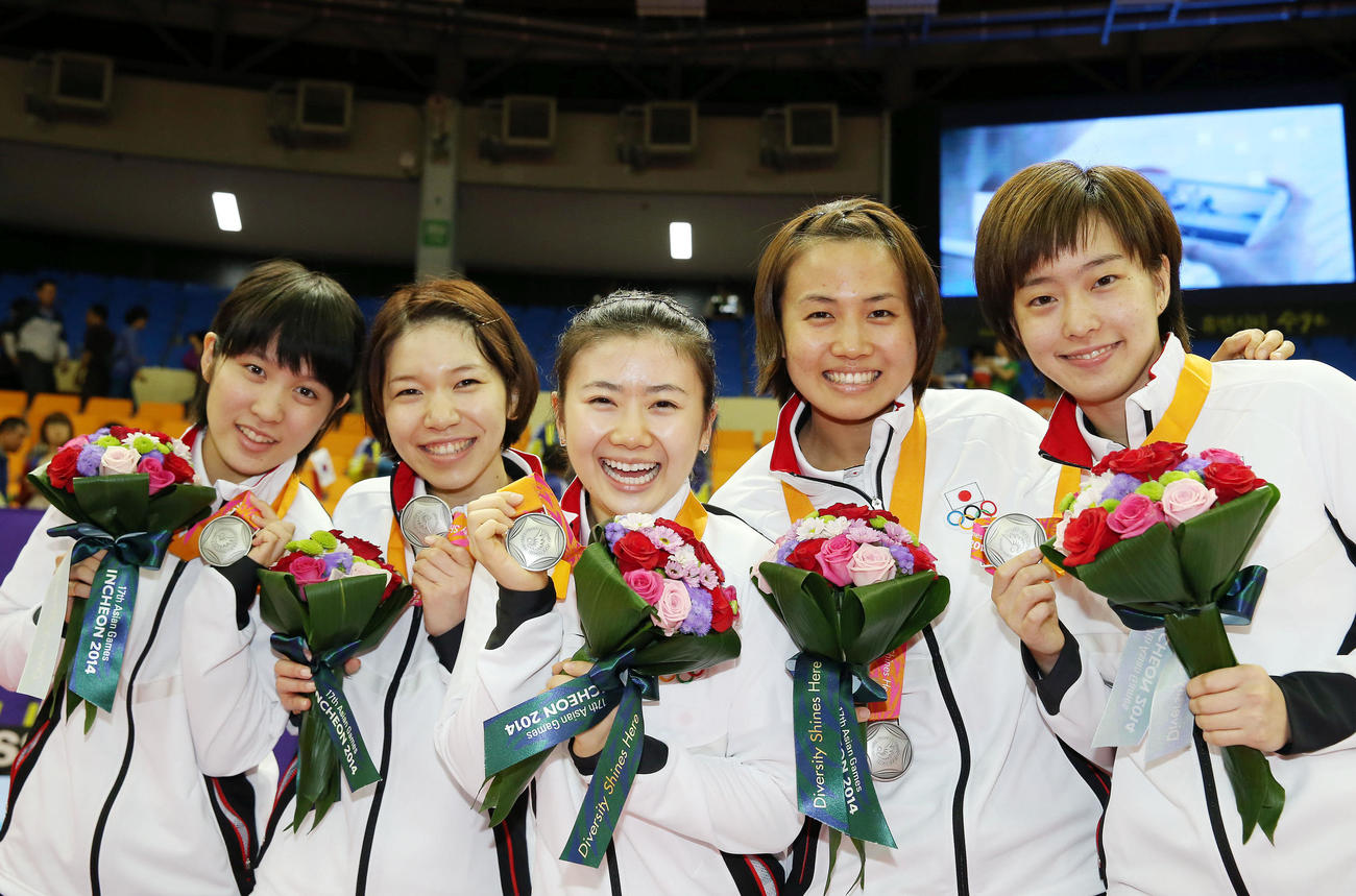 14年9月、仁川アジア大会卓球女子団体戦決勝　表彰式で銀メダルを手に笑顔を見せる左から平野美宇、若宮三紗子、福原愛、平野早矢香、石川佳純