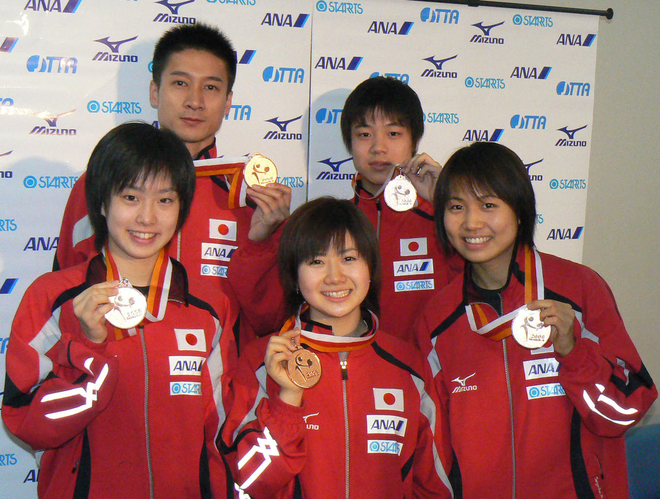 08年3月、世界選手権の銅メダルを披露する日本代表。前列左から石川、福原、平野、後列左から吉田、大矢