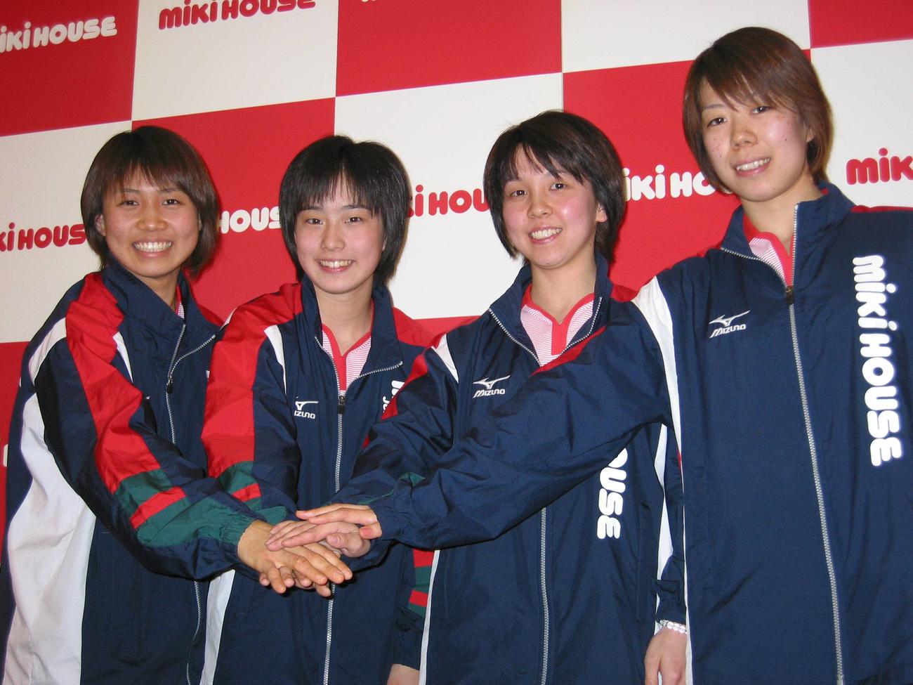 07年2月、史上最年少で卓球女子日本代表に選ばれた石川佳純（左から2人目）