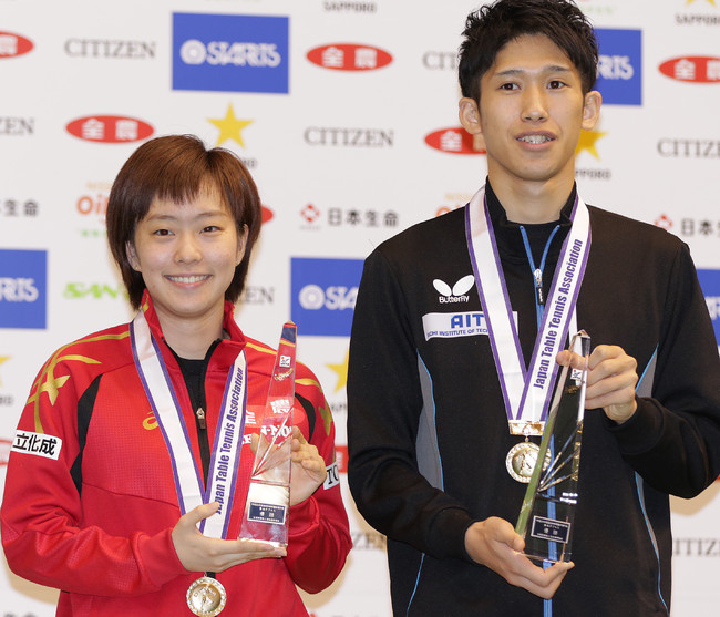 吉村真晴と石川佳純（2015年1月15日撮影）