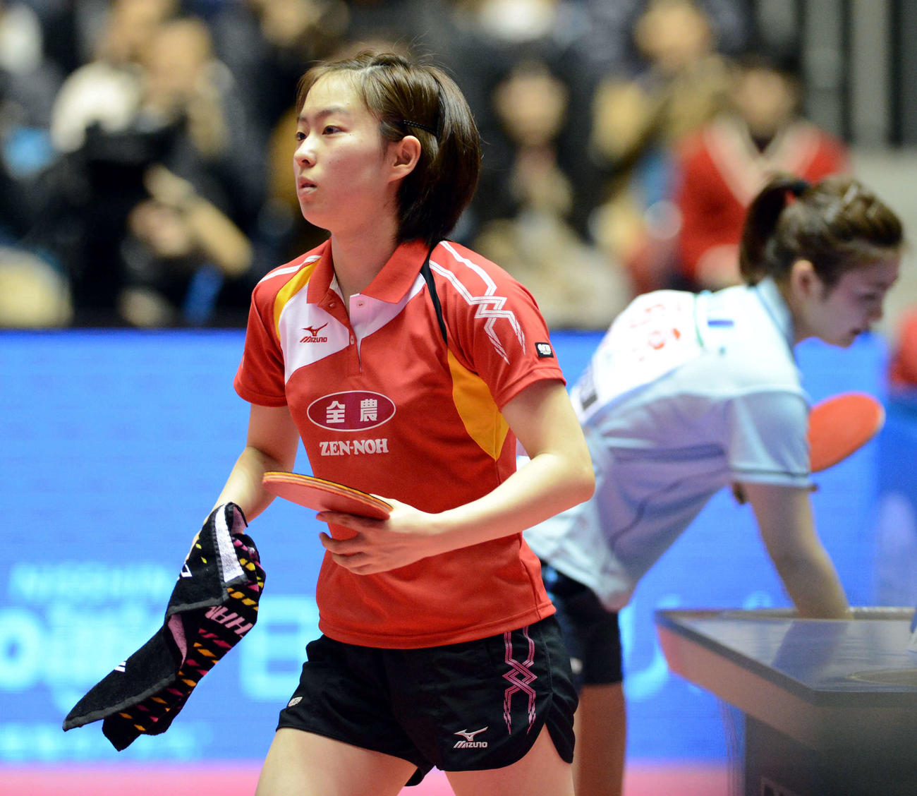 全日本卓球選手権　福原愛対石川佳純　女子シングルス決勝で石川佳純（左）は、福原愛に敗れて足早に引き揚げる（2013年1月19日撮影）