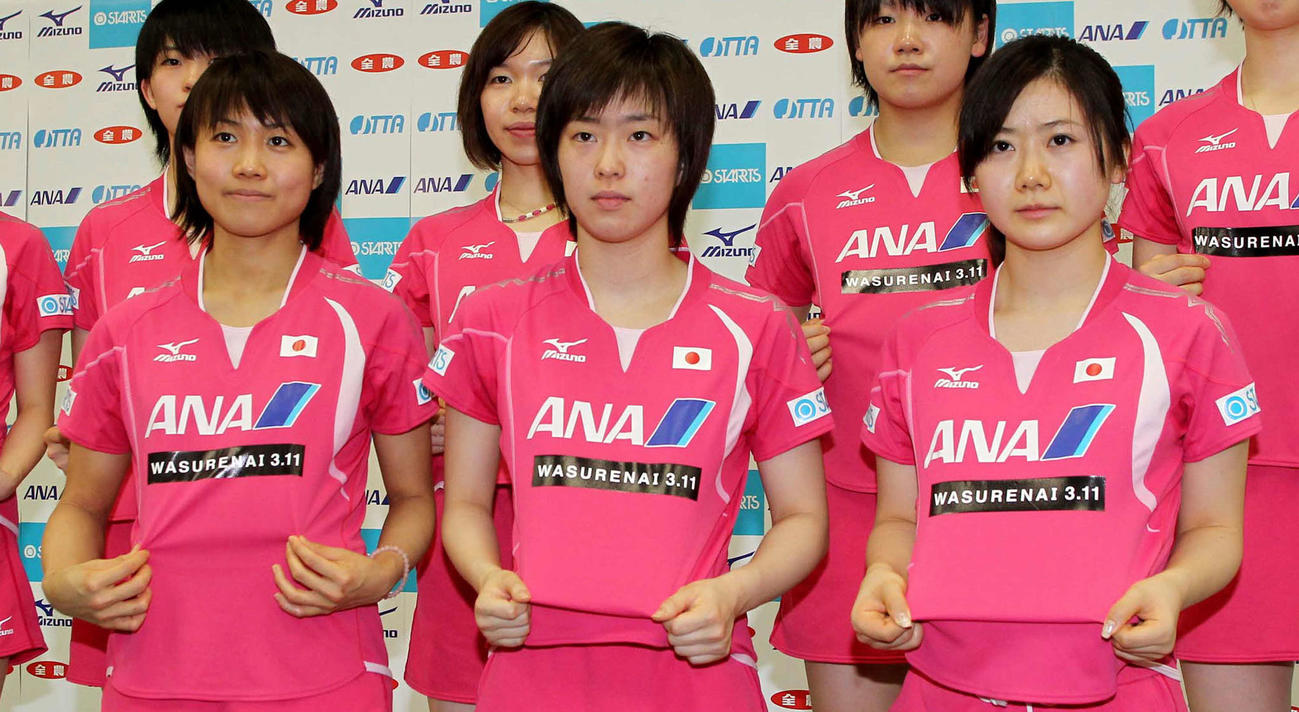 世界卓球2011ロッテルダム記者会見に出席した石川佳純（中央）福原愛（右）（2011年4月22日撮影）