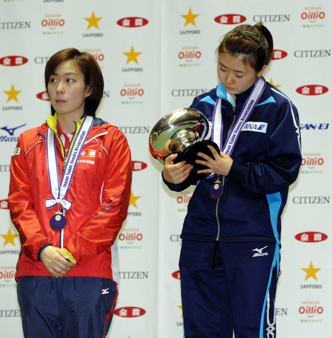 女子シングルス決勝を制した福原は、手渡された皇后杯を静かに眺める。左は石川（2013年1月19日撮影）