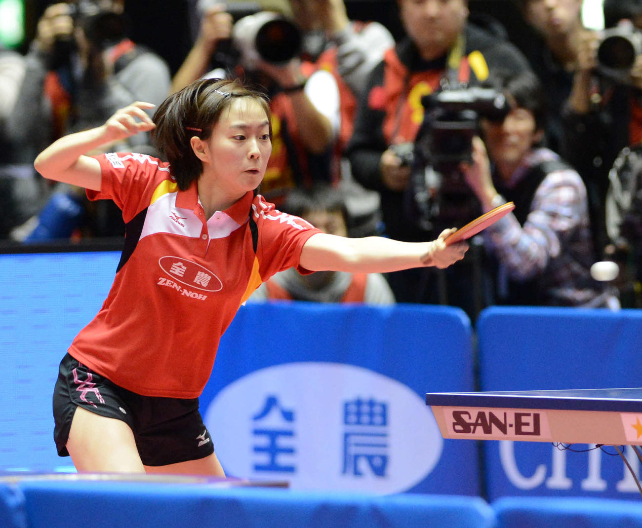 女子シングルス決勝で石川佳純は、福原に強い打球を返す（2013年1月19日撮影）