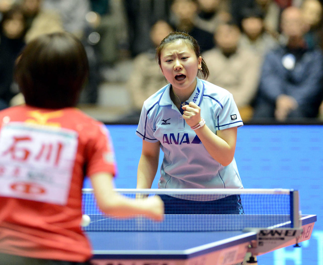 女子シングルス決勝でポイントを奪い、雄たけびを上げる福原。手前は石川（2013年1月19日撮影）