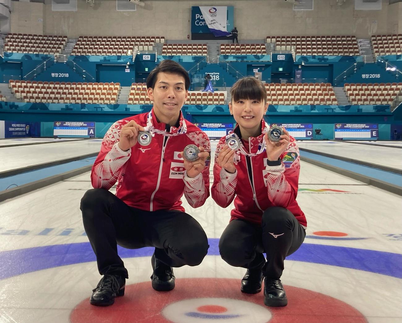 カーリング混合ダブルスの世界選手権で日本史上最高となる銀メダルを獲得した日本代表の谷田康真（左）松村千秋組（C）JCA