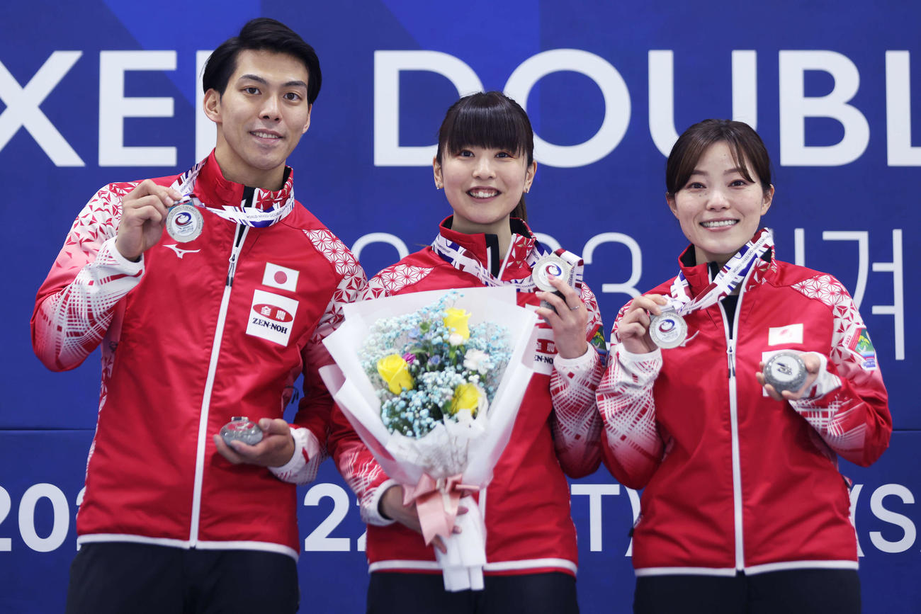 カーリング混合ダブルスの世界選手権で日本史上初の銀メダルを獲得した、左から日本代表の谷田、松村、小笠原歩コーチ（C）STEPHEN FISHER／WCF