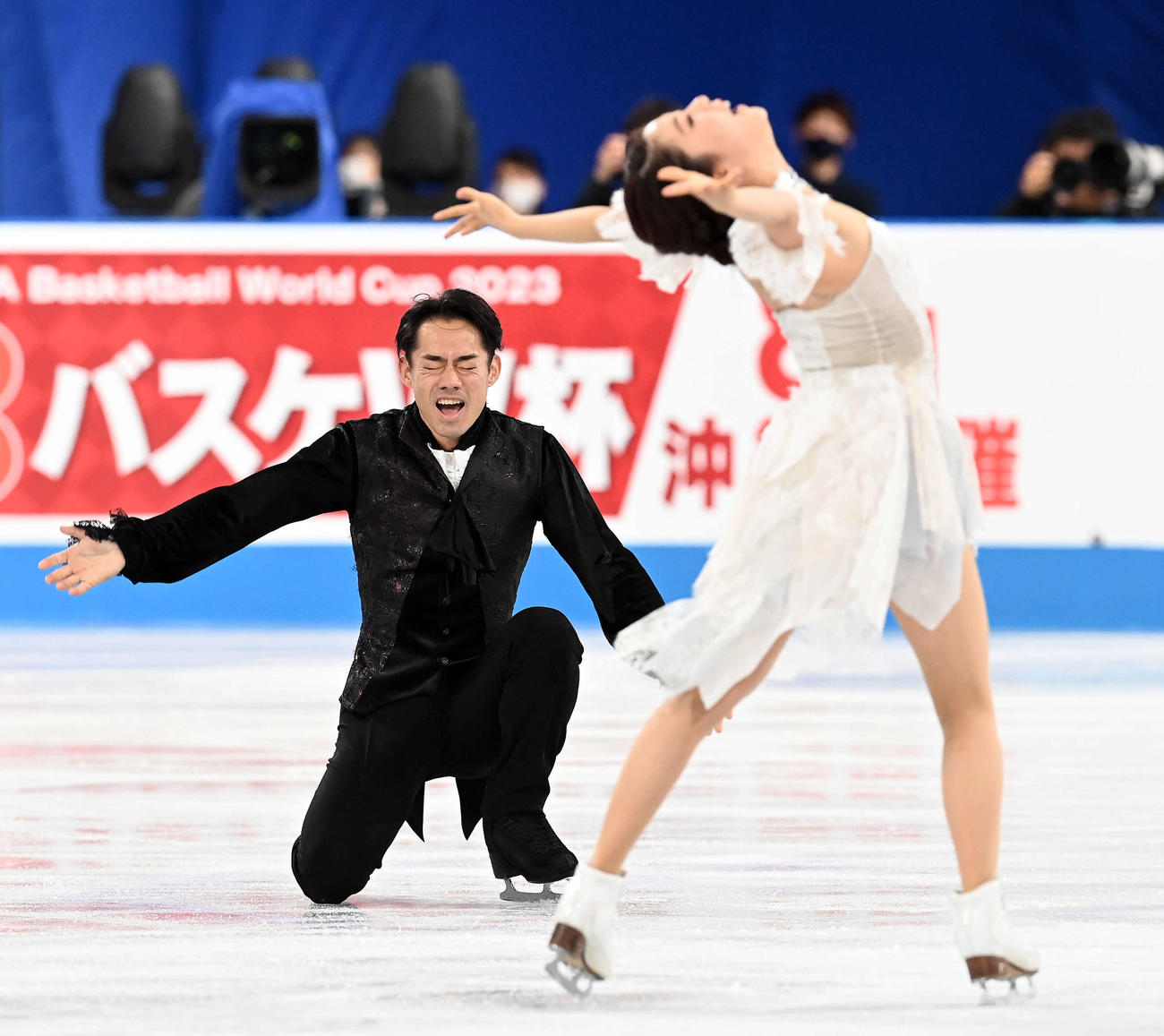 アイスダンスFDの演技終了で感極まり表情を崩す高橋。右は村元（2023年4月14日撮影）