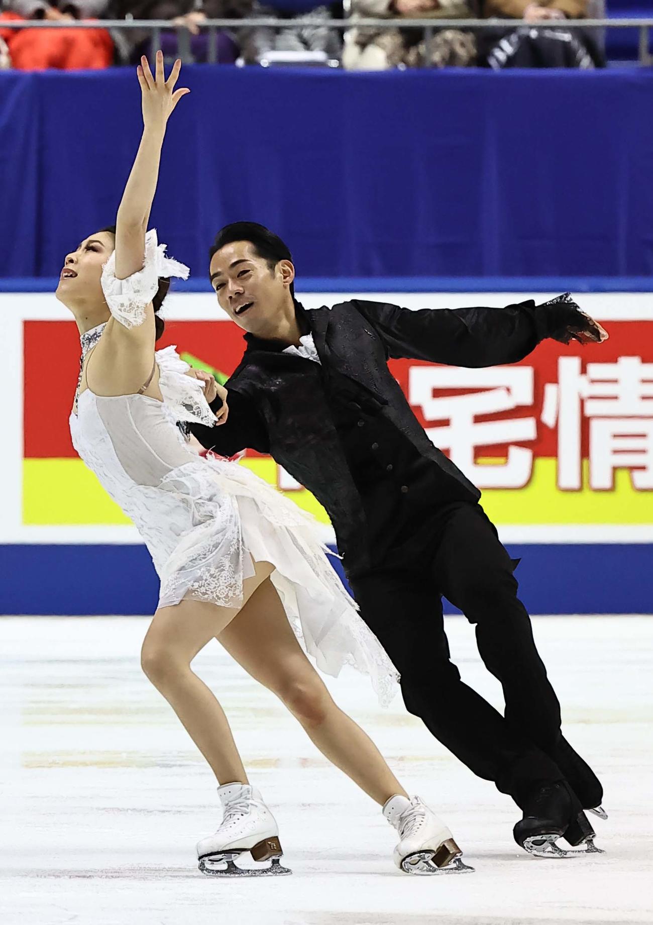 アイスダンスFDの演技をする村元（左）と高橋（2022年12月24日撮影）