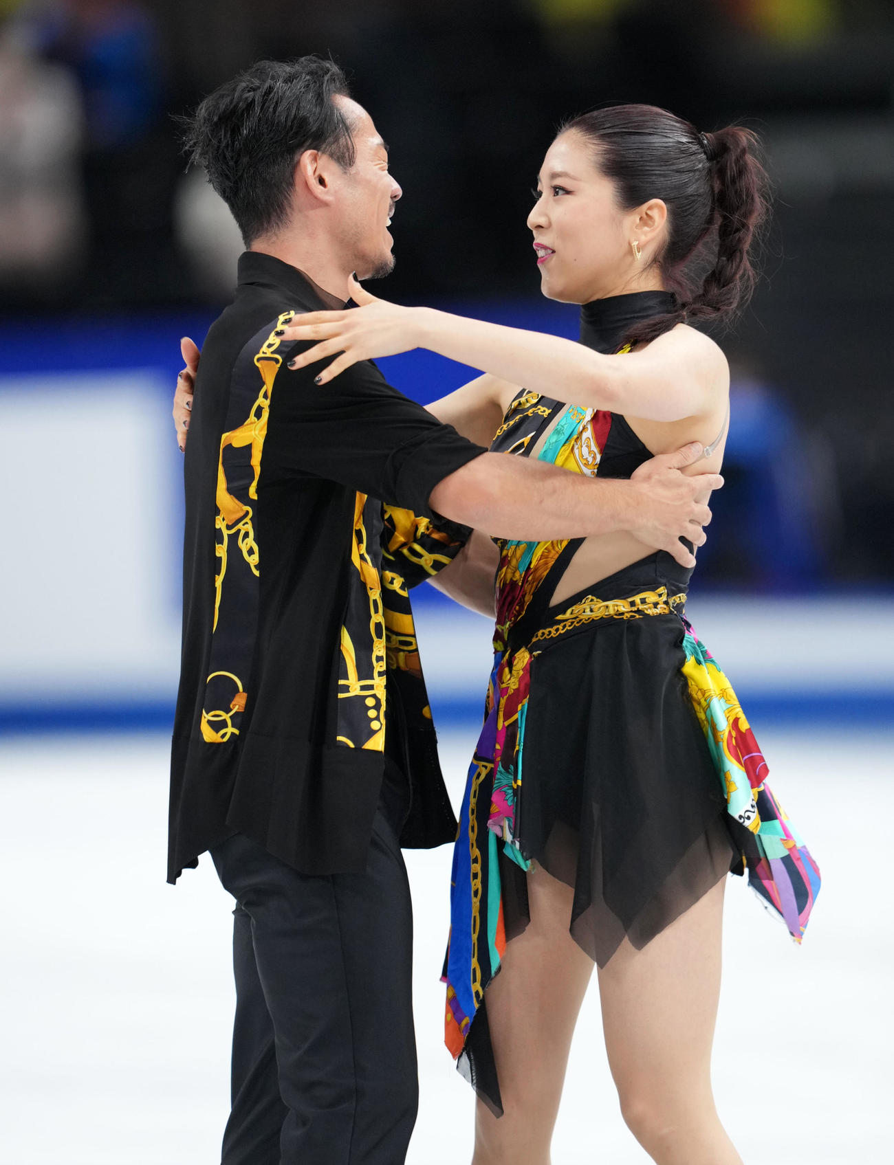 アイスダンスRDでの演技を終え抱き合う「かなだい」村元（右）高橋組（2023年3月24日撮影）