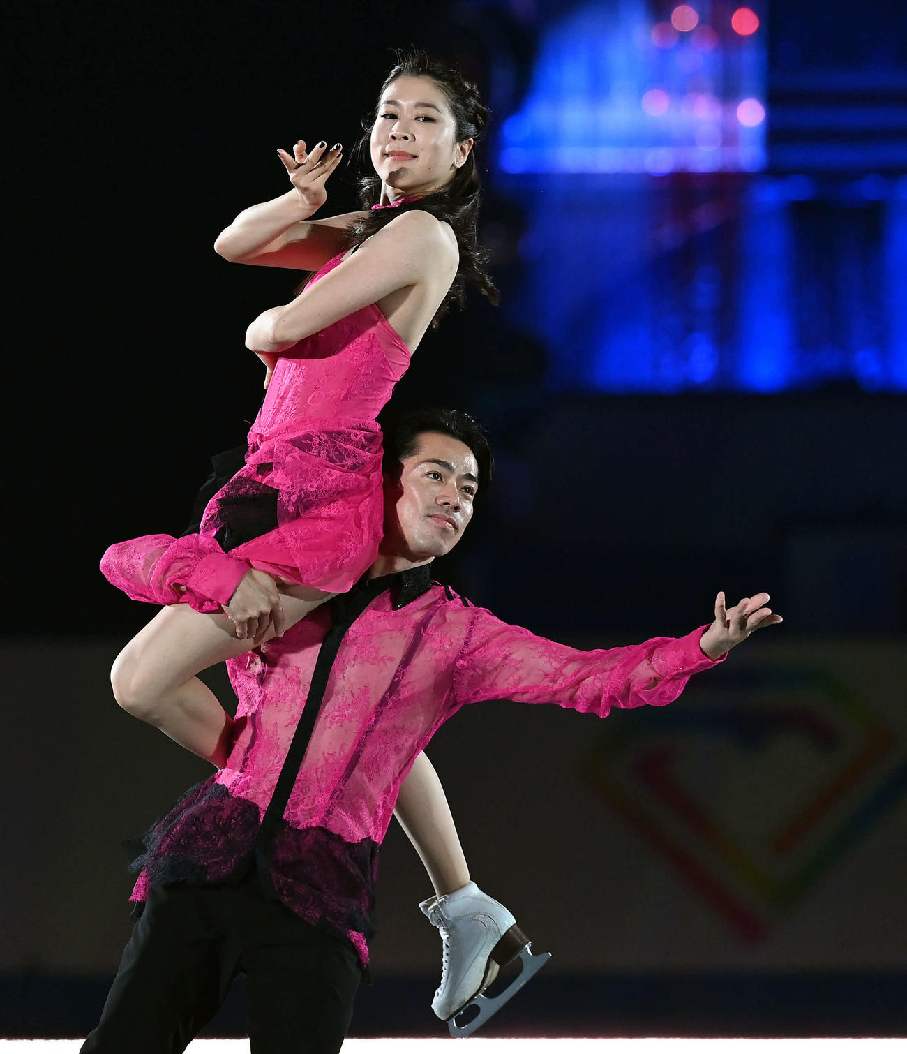 エキシビションで華麗な演技を披露するアイスダンスの村元・高橋組（2023年4月16日撮影）