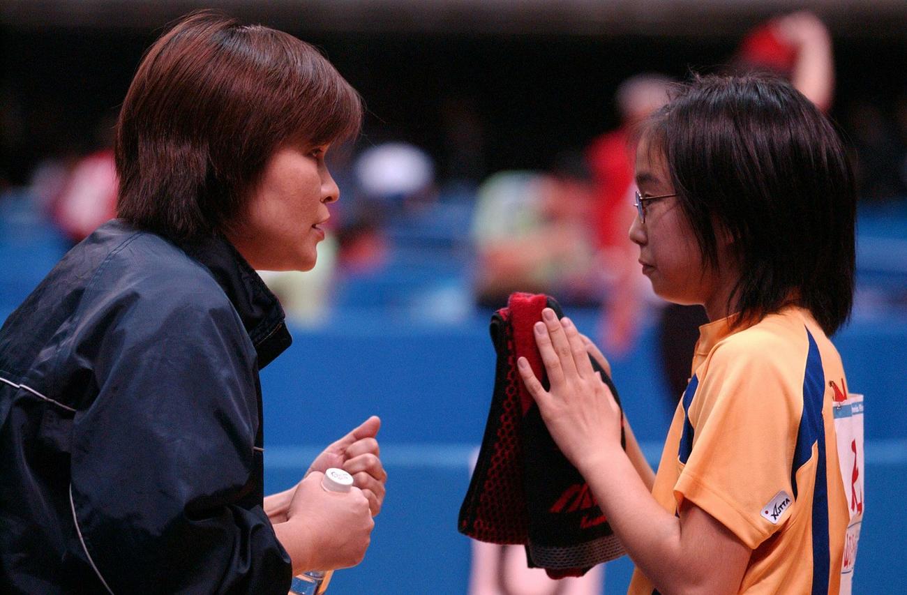 05年1月、全日本選手権で母久美さんからアドバイスを受ける