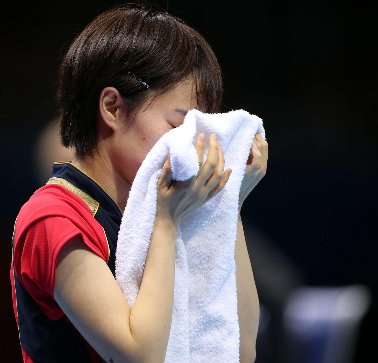 12年8月、ロンドン五輪卓球女子シングルス3位決定戦　第3セットを落とし、タオルで顔を覆って悔しがる石川佳純