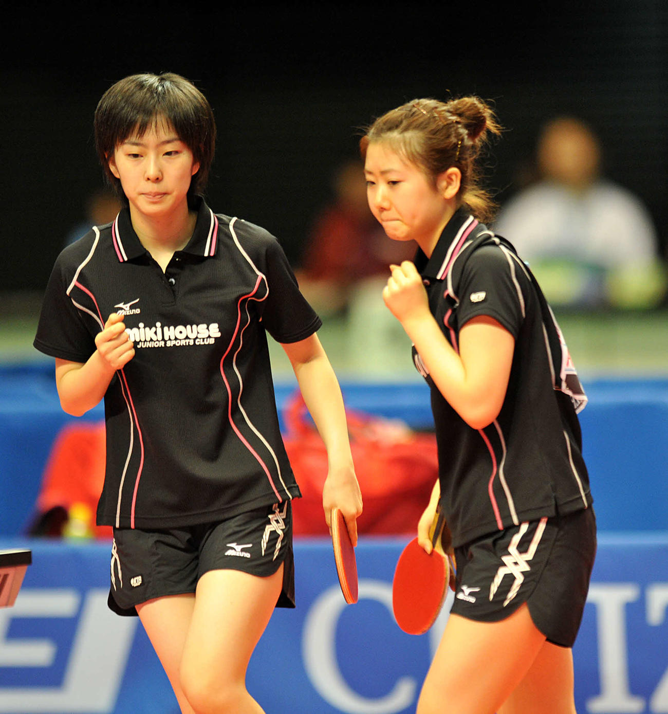 卓球全日本選手権　女子ダブルスで準々決勝進出を決めた石川佳純（左）福原愛組　（2010年1月16日撮影）