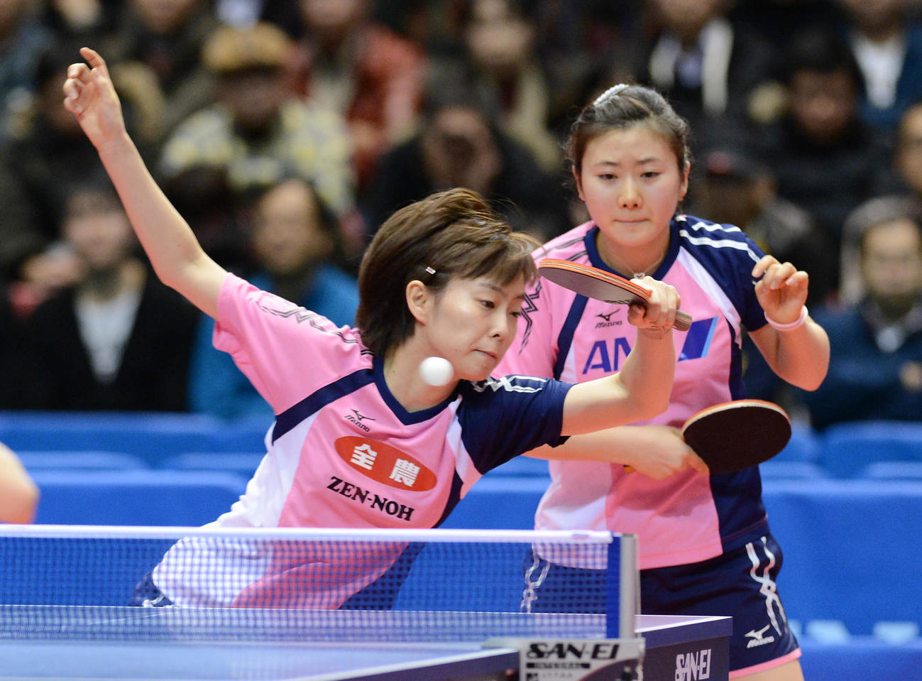 12年1月、卓球全日本選手権で戦う石川（左）と福原組（2012年1月21日撮影）