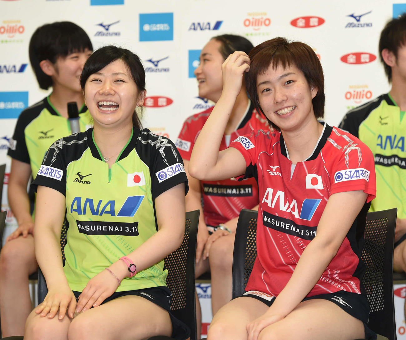 世界卓球選手権蘇州大会の会見に出席した福原愛（左）と石川佳純（2015年4月22日撮影）