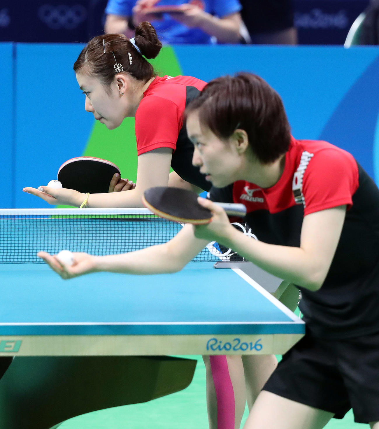 16年8月、リオデジャネイロ五輪女子日本代表の福原（奥）は石川と一緒にサーブ練習を行う（2016年8月4日撮影）