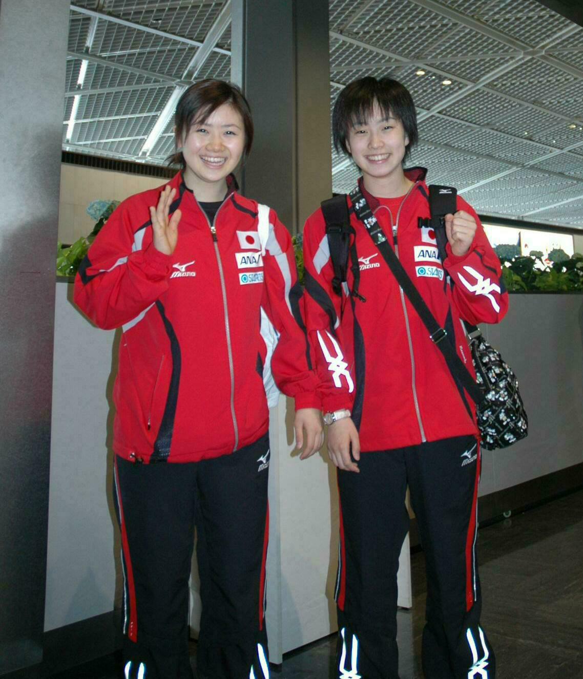 卓球世界選手権出発　笑顔で出発した福原愛（左＝18、ANA）と石川佳純（14＝ミキハウスJSC）。(2007年5月15日撮影)