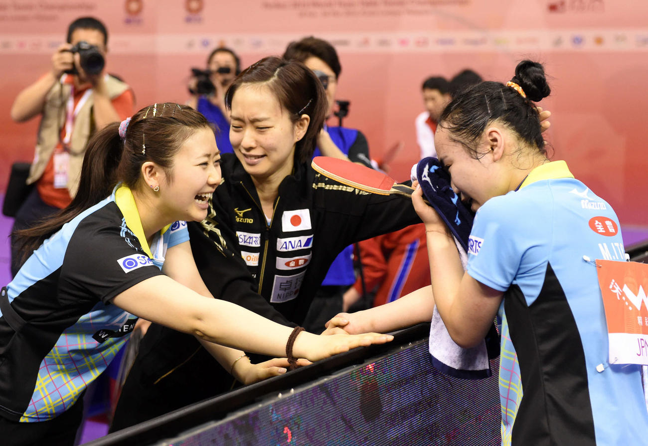 卓球世界選手権団体戦クアラルンプール大会　勝利した伊藤美誠（右）を笑顔でむかえる福原愛（左）と石川佳純（2016年3月4日撮影）