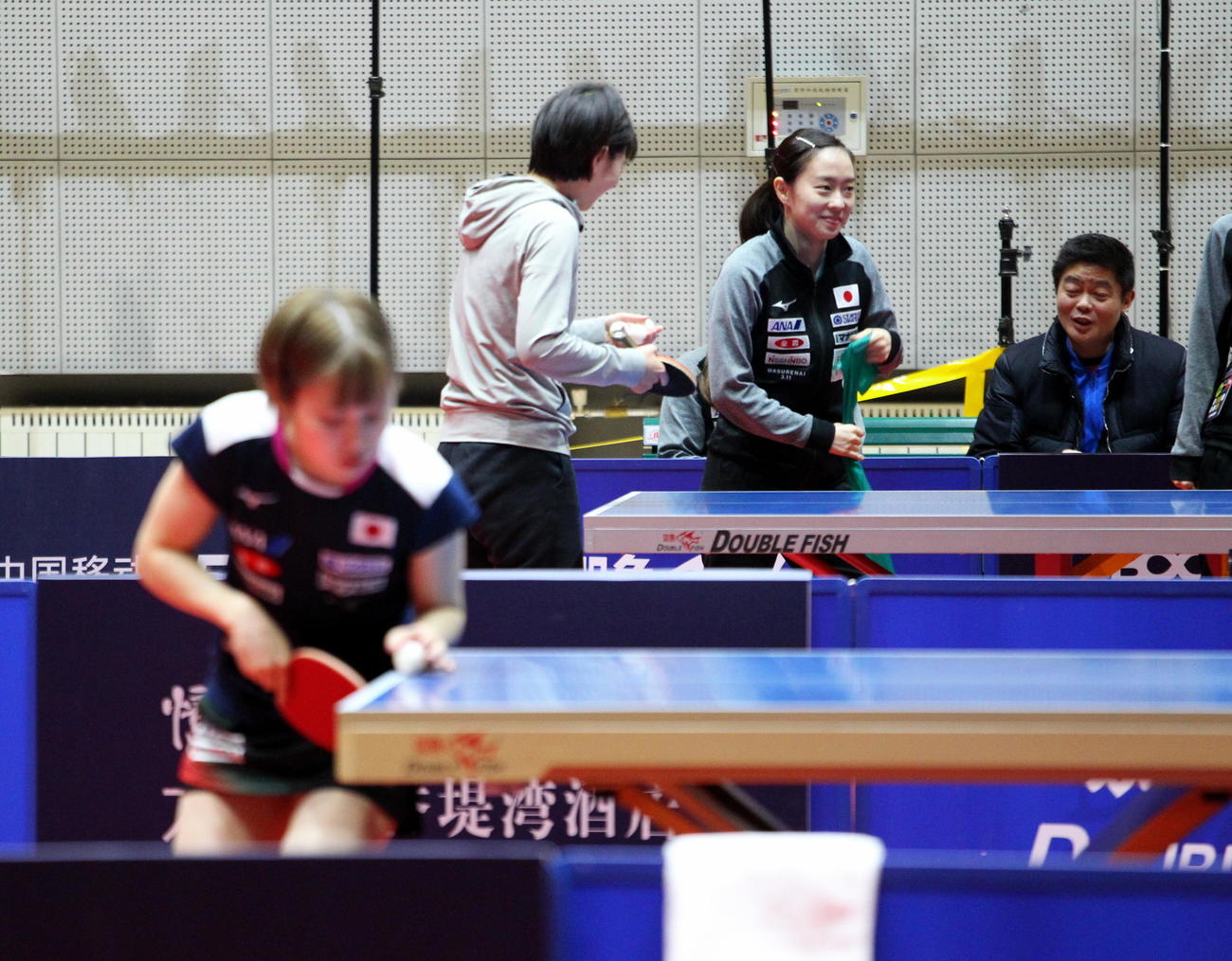 グランドファイナル開幕の前日練習を隣の卓球台で行う石川佳純（右奥）と平野美宇（手前）（2019年12月11日撮影）
