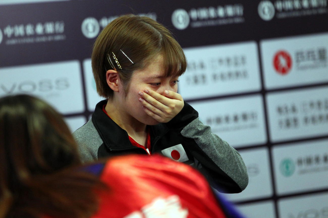 東京五輪シングルス代表を逃し涙を見せる平野（2019年12月12日撮影）