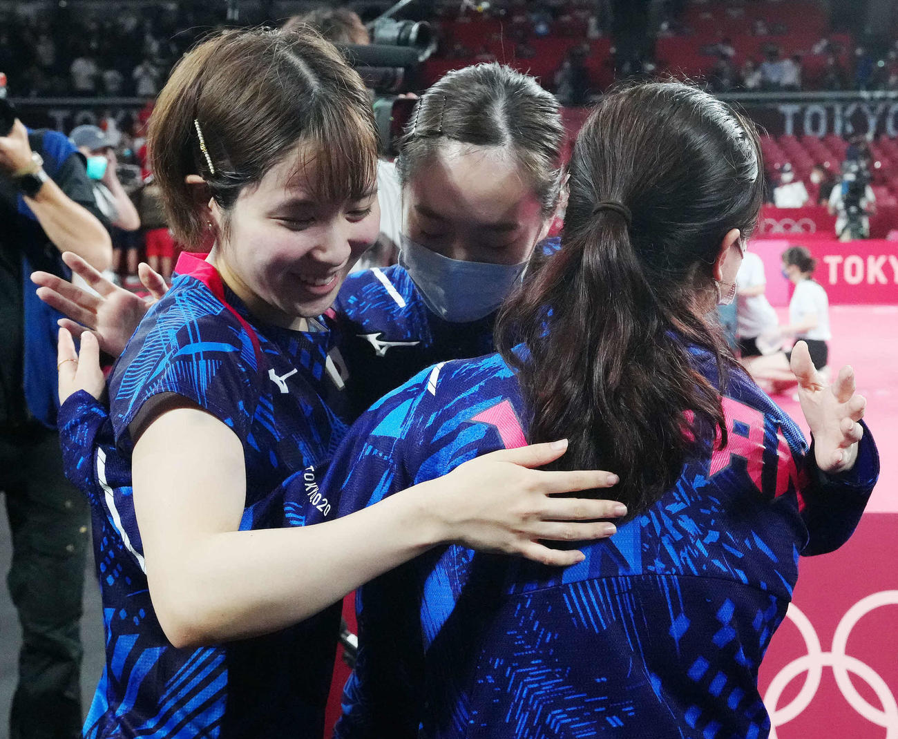 2020年東京五輪　卓球女子団体決勝　中国対日本　試合後に互いをねぎらう、左から平野美宇、石川佳純、伊藤美誠（2021年8月5日撮影）
