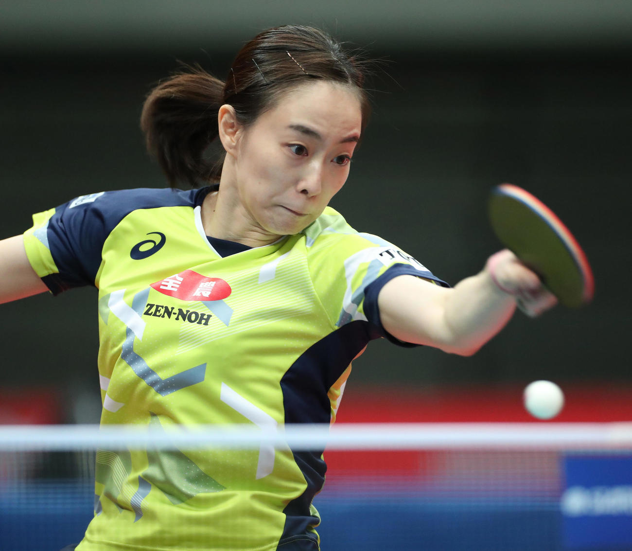 全日本卓球選手権　女子シングルス準決勝　石川佳純対木原美悠　ショットを放つ石川佳純（代表撮影）＝2021年1月17日、丸善インテックアリーナ大阪