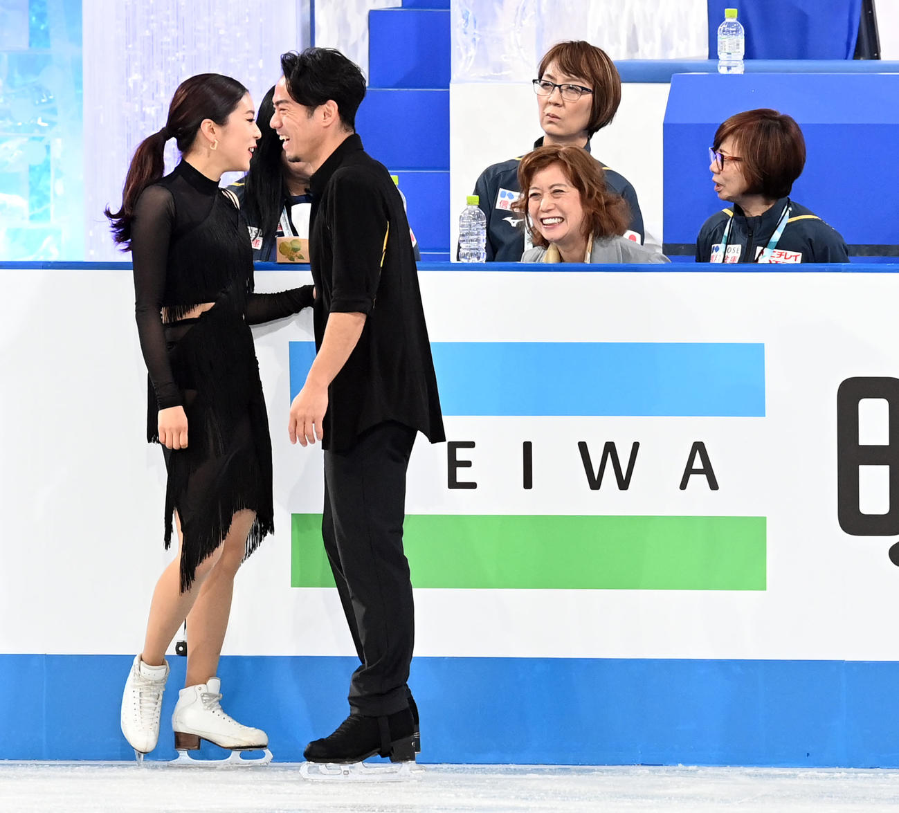 アイスダンスの村元・高橋組に付く長光臨時コーチ（右から2人目＝2023年4月12日撮影）