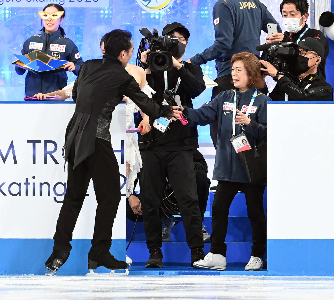 フィギュアスケート世界国別対抗戦　アイスダンスFD　村元・高橋組を迎える長光臨時コーチ（2023年4月14日撮影）
