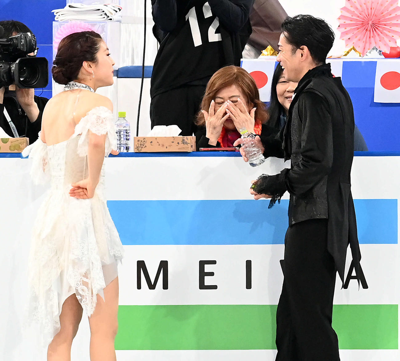 フィギュアスケート世界国別対抗戦　公式練習のフリーダンス演技を見て涙をぬぐう長光歌子臨時コーチ（2023年4月14日撮影）