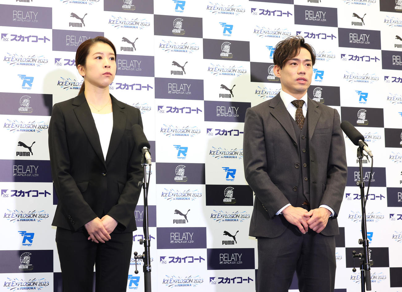 現役引退発表会見に臨むアイスダンスの村元（左）、高橋組（撮影・足立雅史）