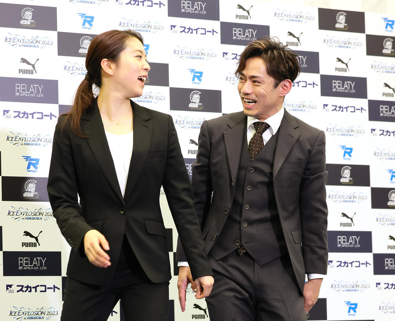 会見を終え、笑顔を見せるアイスダンスの村元（左）、高橋組（撮影・足立雅史）