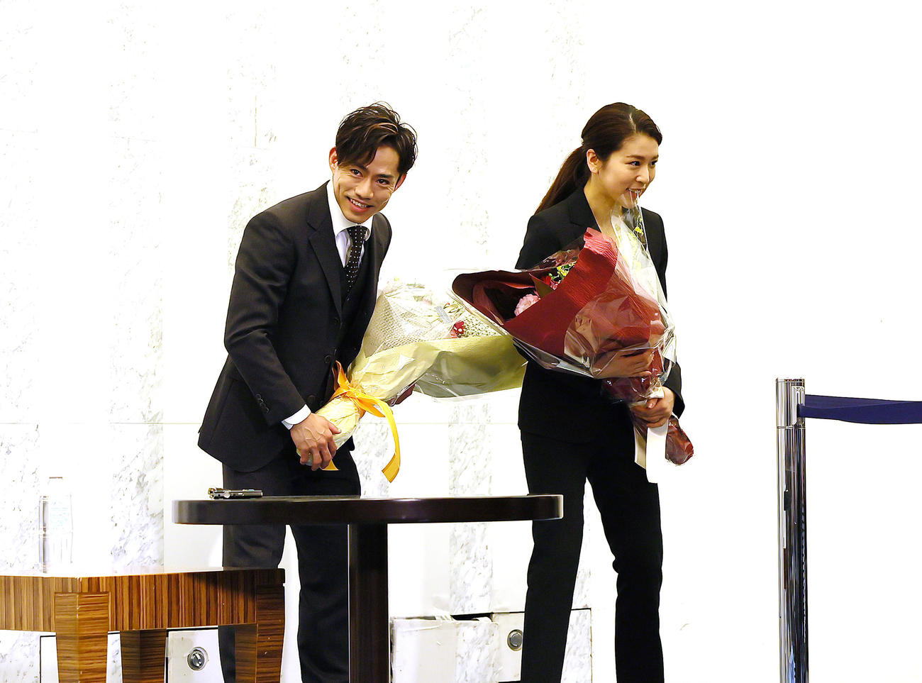 会見を終え、一礼し会場を後にする村元（右）、高橋組（撮影・足立雅史）