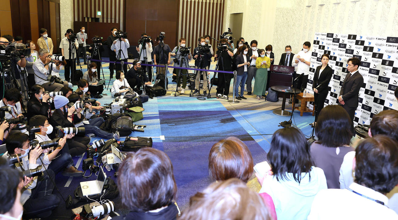 引退発表会見を多くの報道陣が集まる中「囲み形式」で行うアイスダンスの村元（左）、高橋組（撮影・足立雅史）