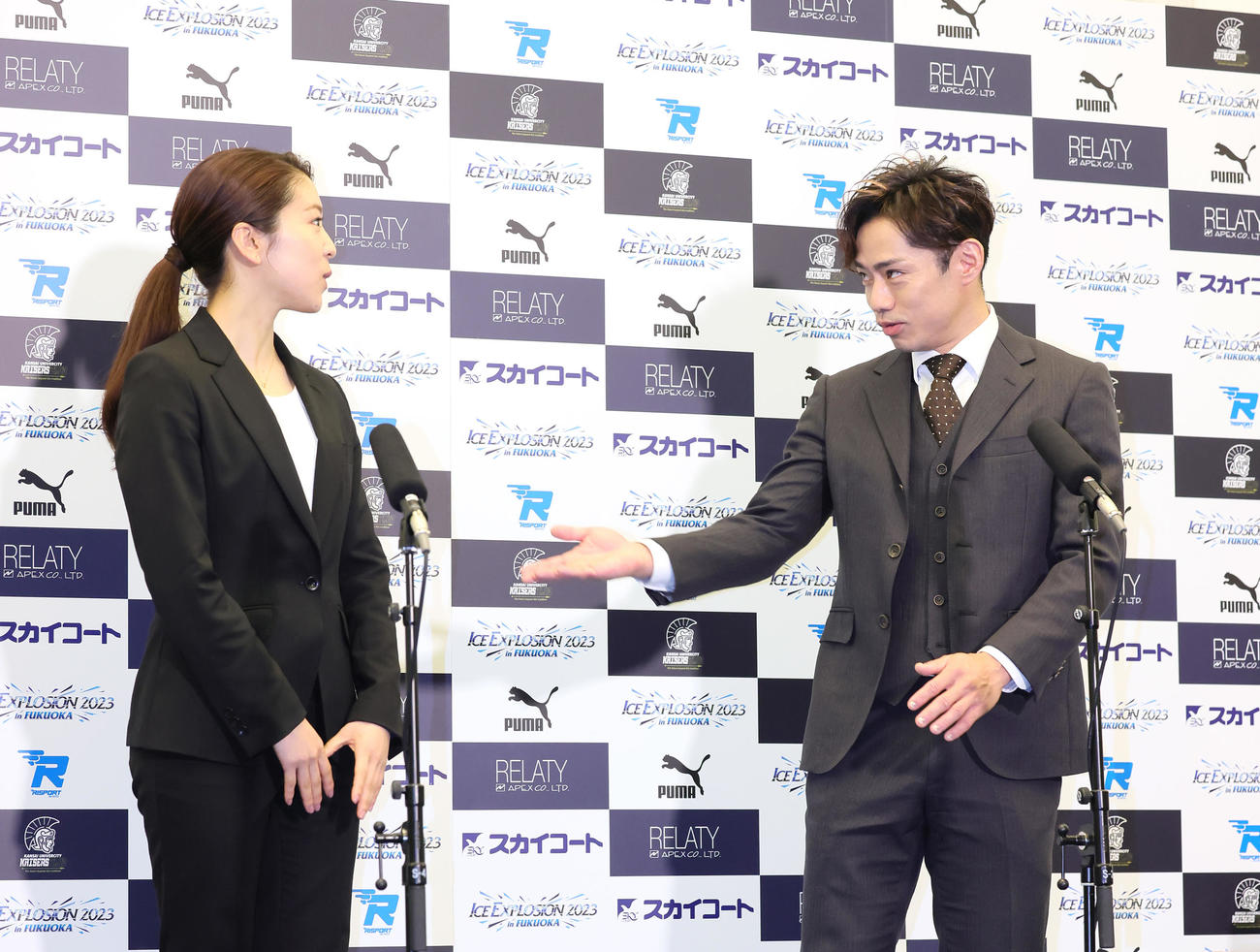 会見に臨んだアイスダンスの高橋（右）は村元に質問の返答を先に譲る（撮影・足立雅史）